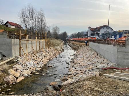 Izvedena opornika mostu in kamnita obloga struge potoka.